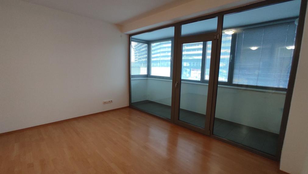 Celok 2 kancelárií so zázemím + 2x PARKING, v blízkosti Polusu, 51,50 m² + 4,2m² LOGGIA