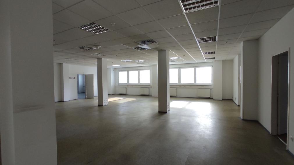 SKLADY / HALY / výrobné priestory v RAČI na prenájom, s možnosťou kancelárií