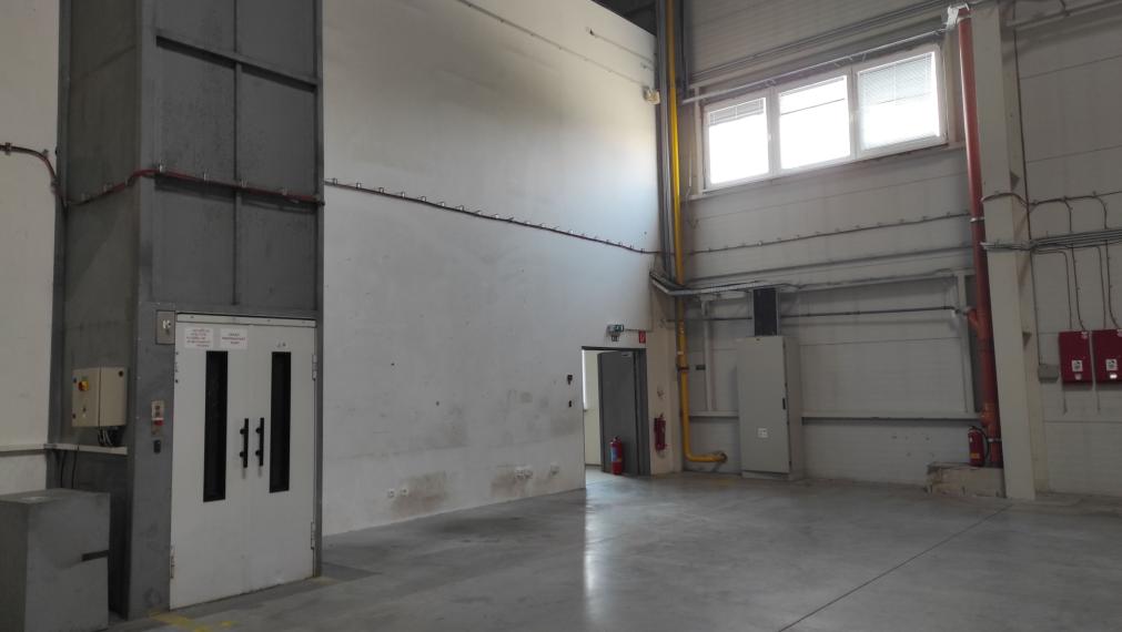 SKLAD / HALA / výrobné priestory v RAČI 5.500m2 na prenájom, s možnosťou kancelárií