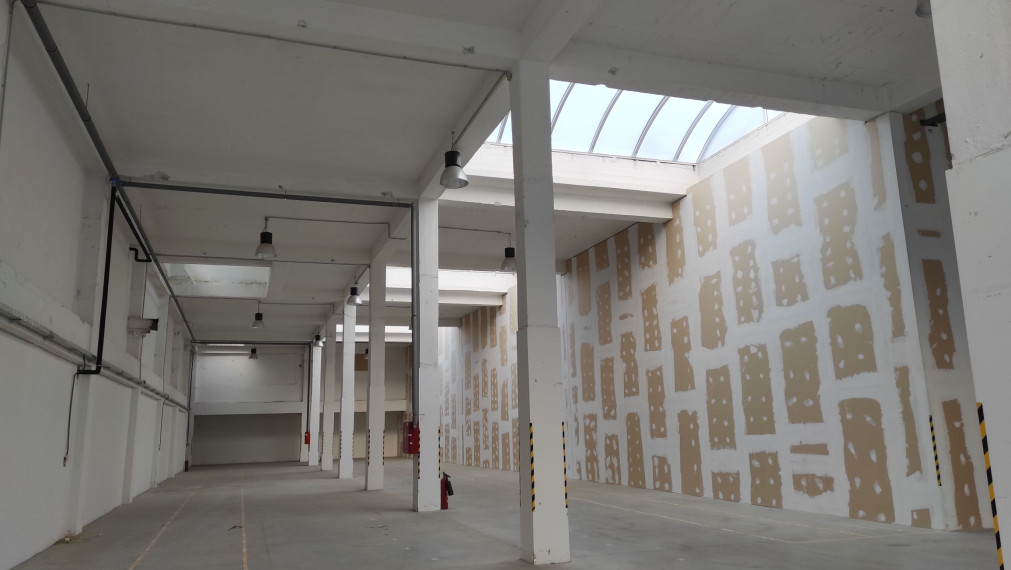 Sklad 366-950m2 na poschodí objektu na prenájom, nákladný výťah/nakladacia rampa, RAČA