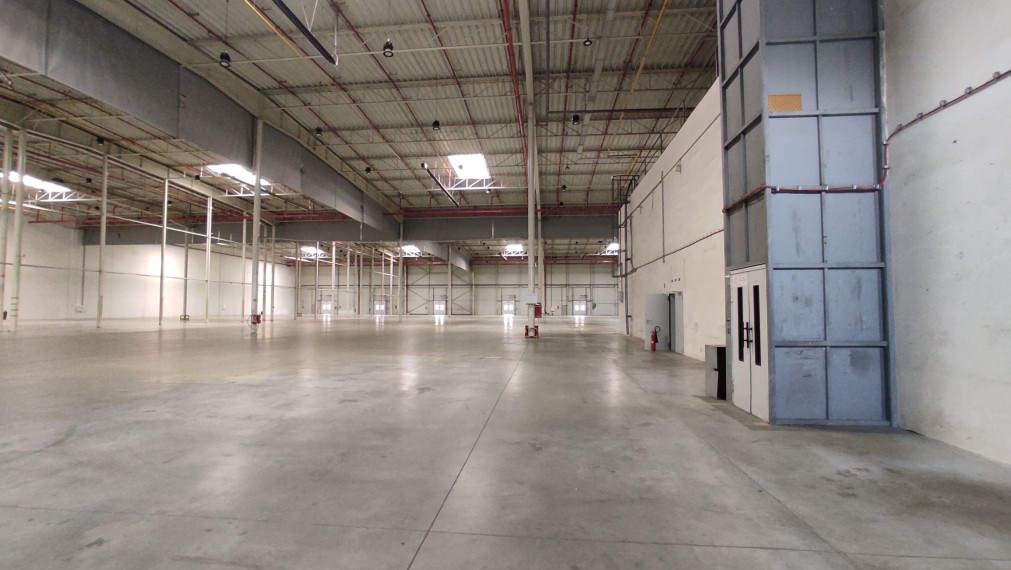 Hala / výrobné priestory 7.400m2 v RAČI na prenájom, s možnosťou kancelárií