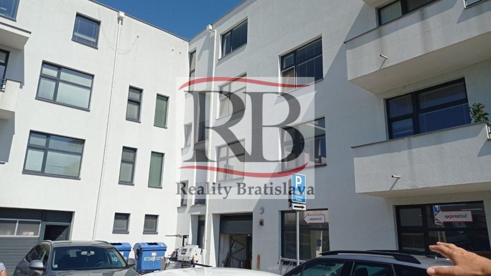 Na prenájom kancelársky priestor s výmerou 23,4 m² - Bratislava V