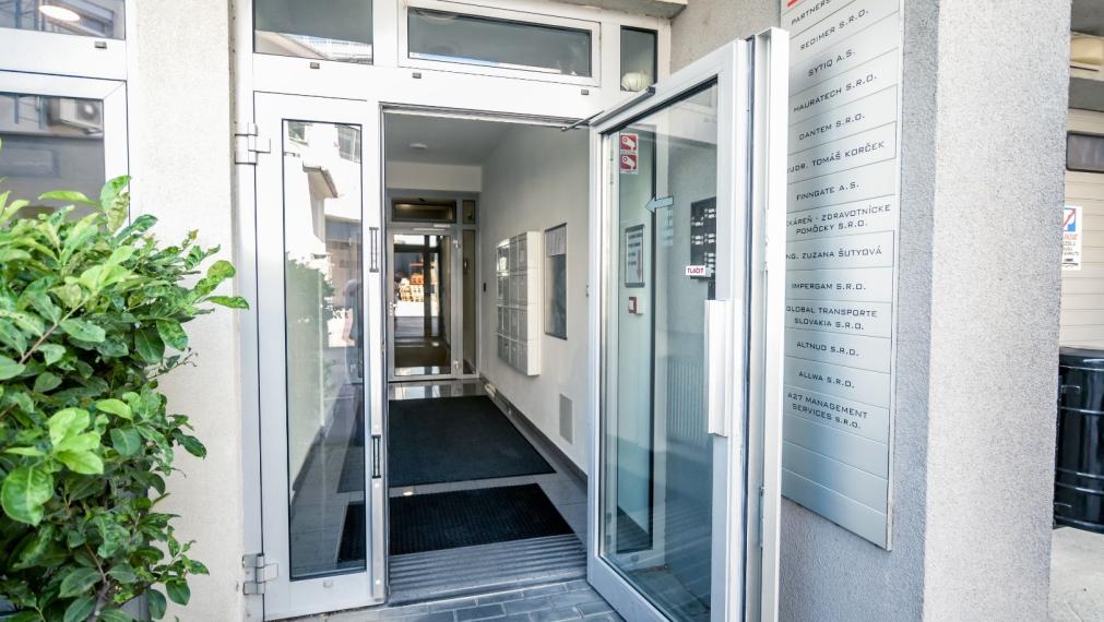 Reprezentatívna polyfunkčná budova so skladom a parkovaním v atraktívnej lokalite, Bratislava - Nové Mesto