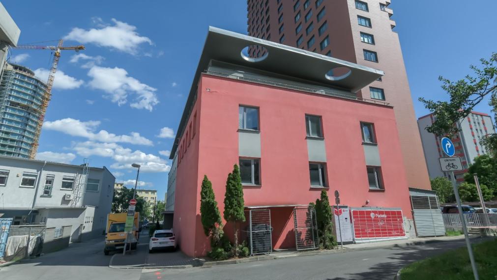 Reprezentatívna polyfunkčná budova so skladom a parkovaním v atraktívnej lokalite, Bratislava - Nové Mesto