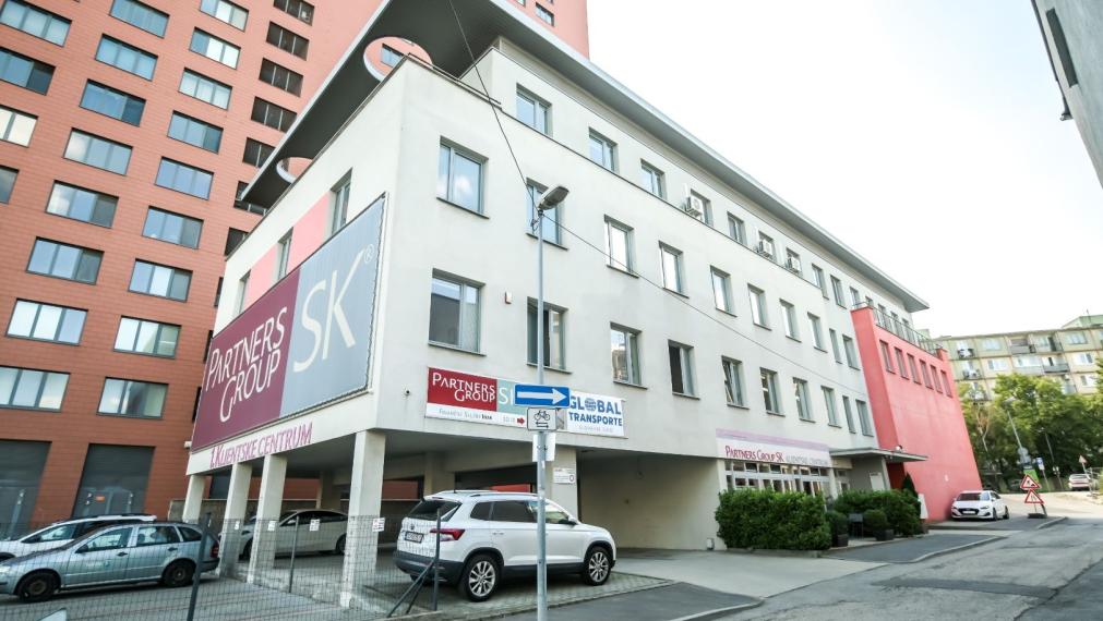 Reprezentatívna polyfunkčná budova so skladom a parkovaním v atraktívnej lokalite, Bratislava - Nové Mesto TOP