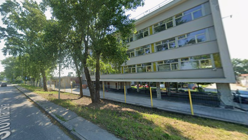 Nové SHOWROOM/obchodné priestory s výkladmi na prenájom – Slovnaftská, Bratislava  II