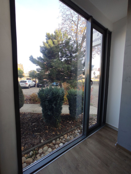 Lukratívny 145m2 obchodný priestor/showroom s výkladmi do frekventovanej ulice, s parkovaním GRÁTIS! Bajkalská-Ružinov