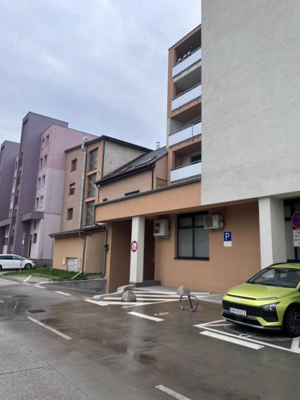 Predaj parkovacieho miesta, Senec