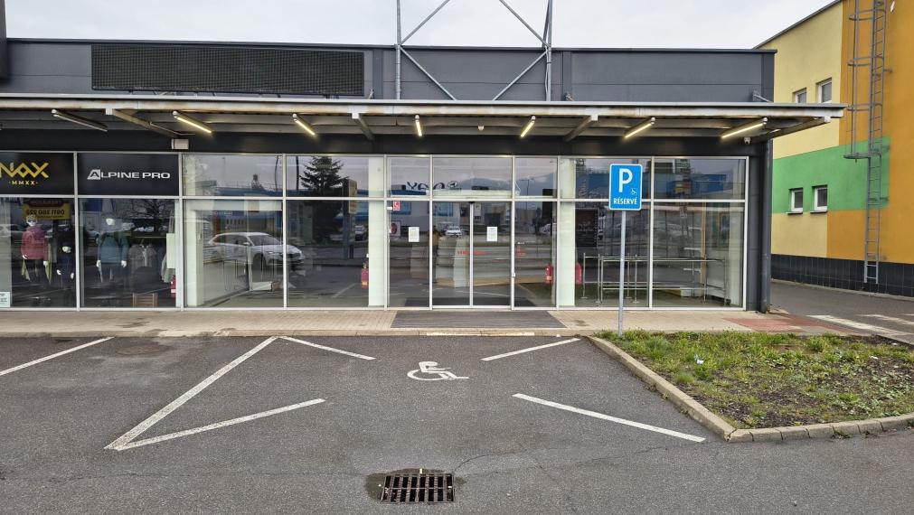 SHOWROOM/Obchodný priestor v nákupnom centre v lokalite Kamenné Pole - Liptovský Mikuláš, 484,05m2