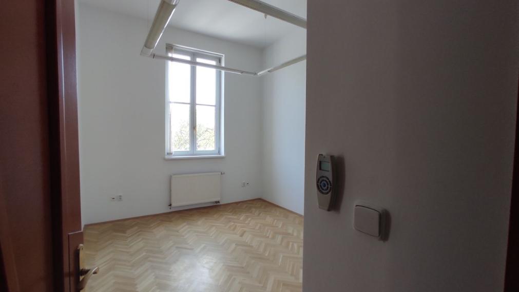 Priestor 165,7m2 s výhľadom do Úradu Vlády, v krásnej historickej budove, Štefánikova,BAI