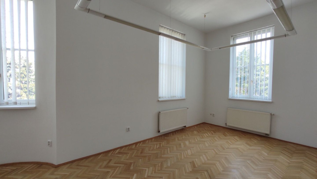 Priestor 165,7m2 s výhľadom do Úradu Vlády, v krásnej historickej budove, Štefánikova,BAI