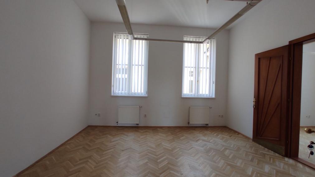 Priestor 165,7m2 s výhľadom do Úradu Vlády, v krásnej historickej budove, Štefánikova,BAI