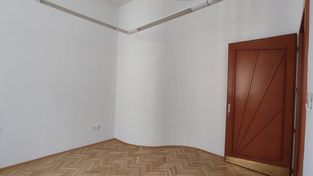 Priestor 165,7m2 s výhľadom do Úradu Vlády, v krásnej historickej budove, Štefánikova,BAI