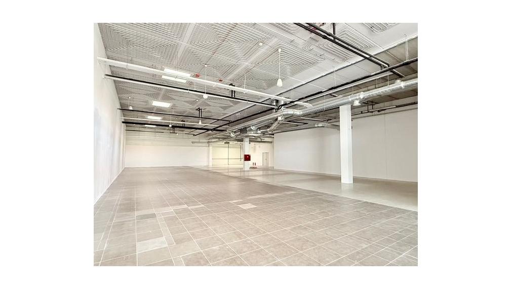 815 m² obchodný priestor na prenájom v etablovanom obchodnom centre na Pestovateľskej ulici v Bratislave, napojenie na D1 smer Žilina