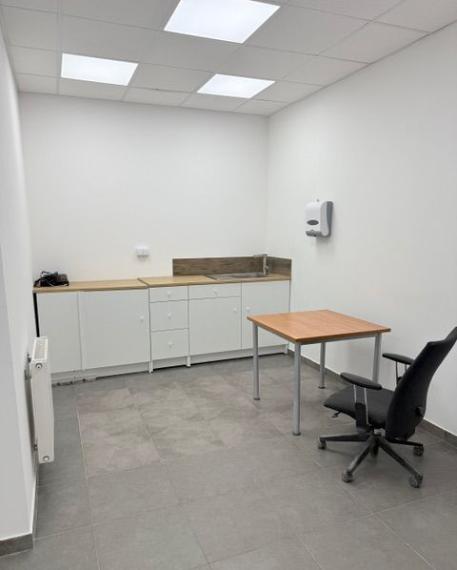 815 m² obchodný priestor na prenájom v etablovanom obchodnom centre na Pestovateľskej ulici v Bratislave, napojenie na D1 smer Žilina