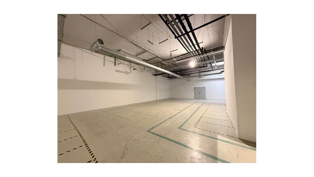815 m² obchodný priestor na prenájom v etablovanom obchodnom centre na Pestovateľskej ulici v Bratislave, napojenie na D1 smer Žilina