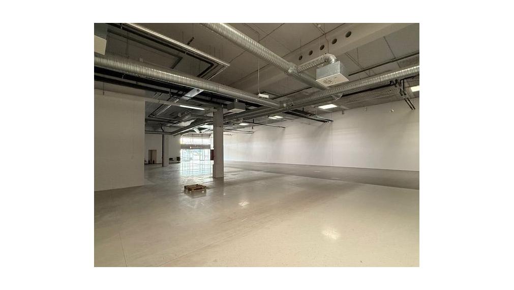 815 m² obchodný priestor na prenájom v etablovanom obchodnom centre na Pestovateľskej ulici v Bratislave, napojenie na D1 smer Žilina