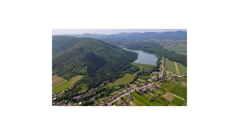 Stavebný pozemok vo výmere 1 585m2 na predaj - Veľká Lomnica  