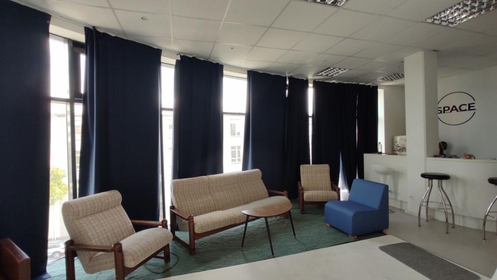 Svetlý obchodno-administratívny priestor s preskleným výkladom, 138m2