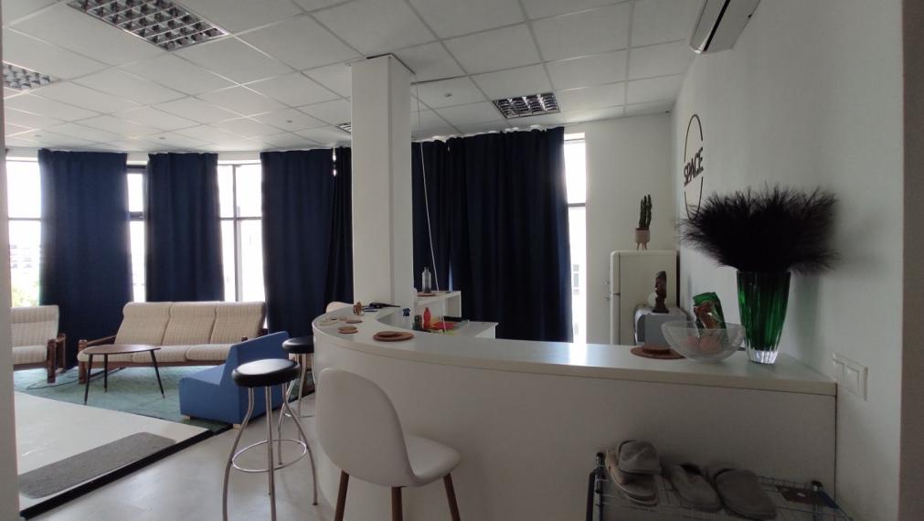 Svetlý obchodno-administratívny priestor s preskleným výkladom, 138m2