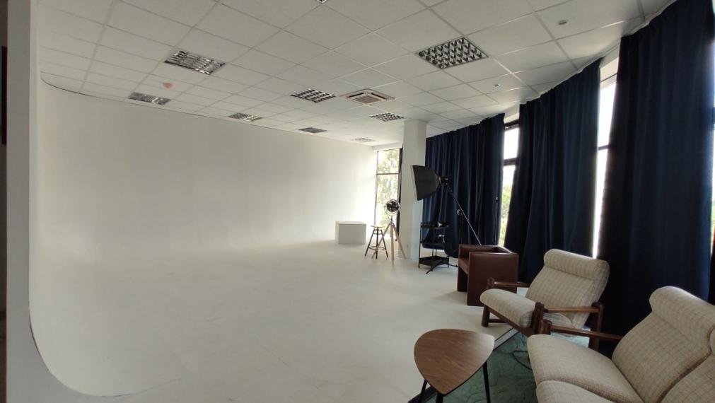 Svetlý obchodno-administratívny priestor s preskleným výkladom, 138m2