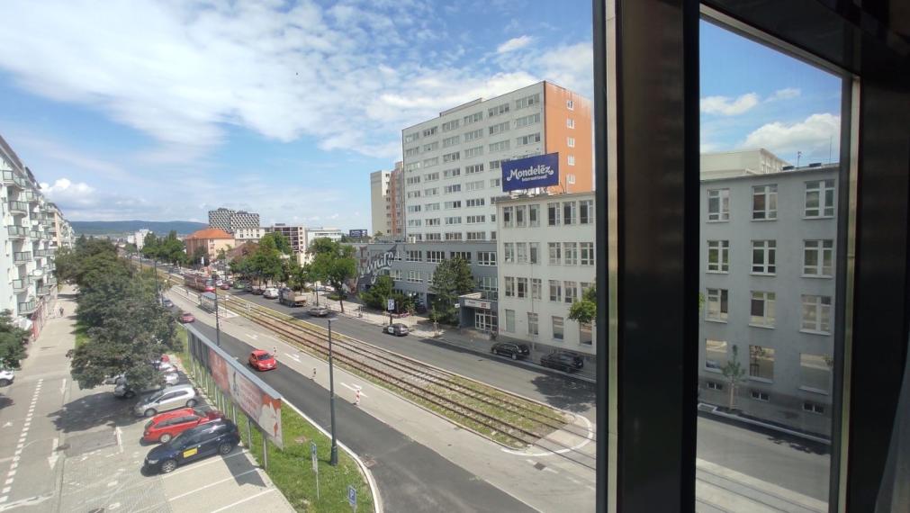 Svetlý obchodno-administratívny priestor s preskleným výkladom, 138m2