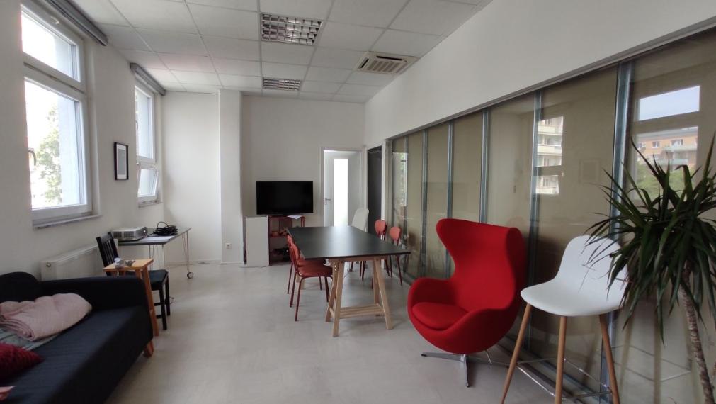 Svetlý obchodno-administratívny priestor s preskleným výkladom, 138m2