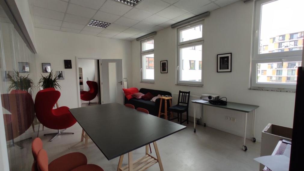 Svetlý obchodno-administratívny priestor s preskleným výkladom, 138m2