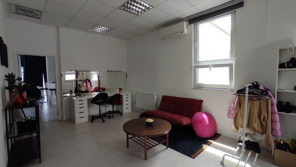 Svetlý obchodno-administratívny priestor s preskleným výkladom, 138m2