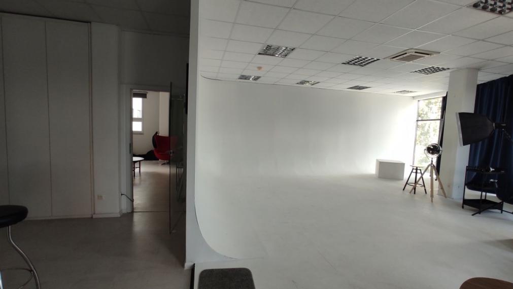Svetlý obchodno-administratívny priestor s preskleným výkladom, 138m2