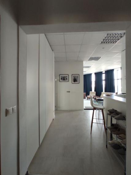 Svetlý obchodno-administratívny priestor s preskleným výkladom, 138m2