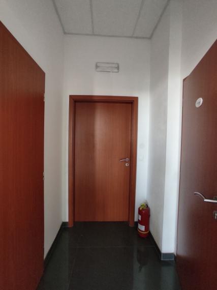 Svetlý obchodno-administratívny priestor s preskleným výkladom, 138m2