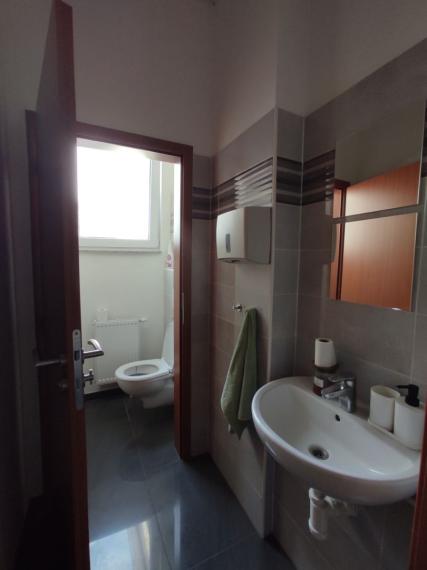 Svetlý obchodno-administratívny priestor s preskleným výkladom, 138m2