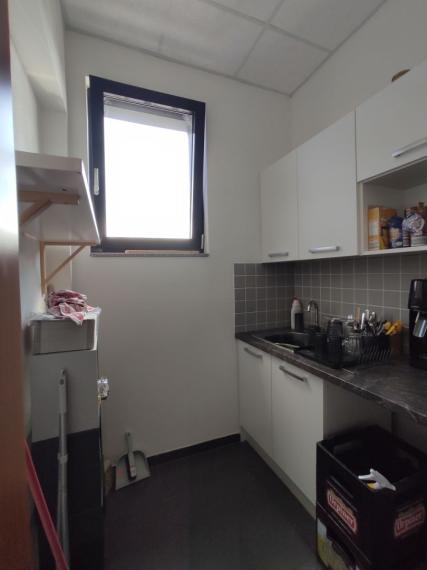 Svetlý obchodno-administratívny priestor s preskleným výkladom, 138m2