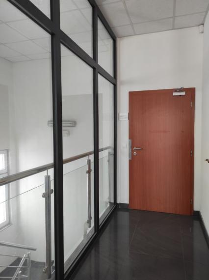 Svetlý obchodno-administratívny priestor s preskleným výkladom, 138m2