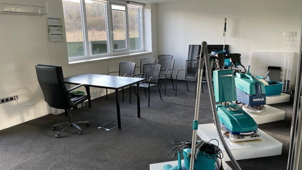 Na predaj nadštandardné administratívno-skladové priestory vo Svätom Jure vrátane pozemku 2086 m2