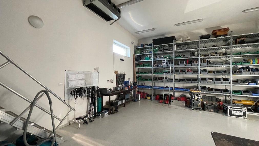 Na predaj nadštandardné administratívno-skladové priestory vo Svätom Jure vrátane pozemku 2086 m2