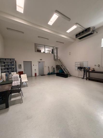 Na predaj nadštandardné administratívno-skladové priestory vo Svätom Jure vrátane pozemku 2086 m2