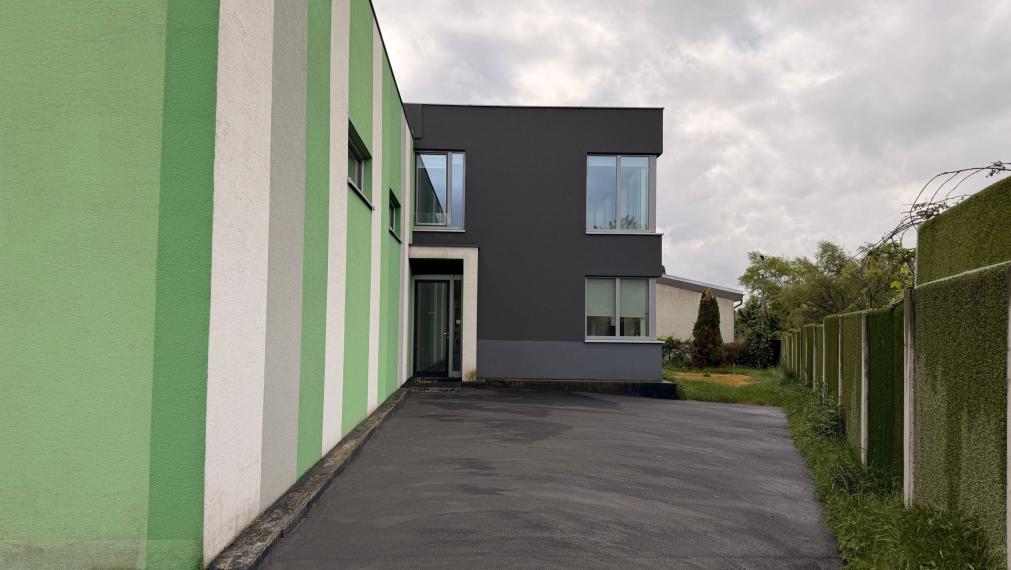 Na predaj nadštandardné administratívno-skladové priestory vo Svätom Jure vrátane pozemku 2086 m2