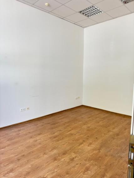 Na prenájom kvalitný obchodný priestor s výmerou 138 m² na ul. Hattalova