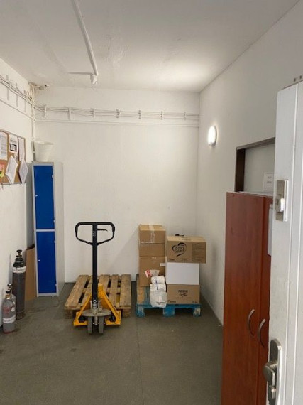 Samostatný skladovo-obchodný priestor s kanceláriou a parkovaním, 67,5m2, BAII - Ružinov