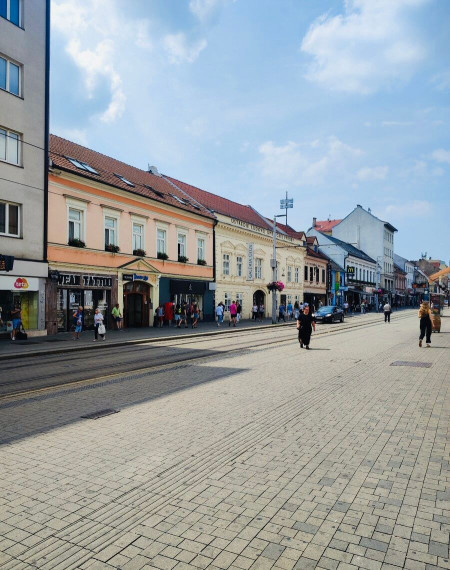 Na prenájom obchodný priestor vo vyhľadávanej lokalite v centre  Bratislavy TOP