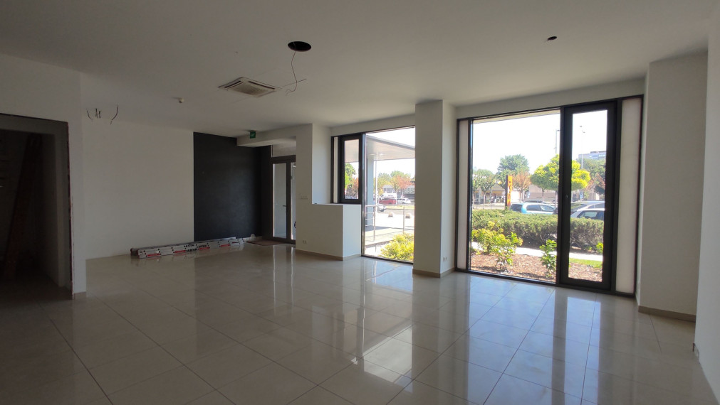 Obchodný/showroom priestor s výkladmi do Bajkalskej ulice, 145m2