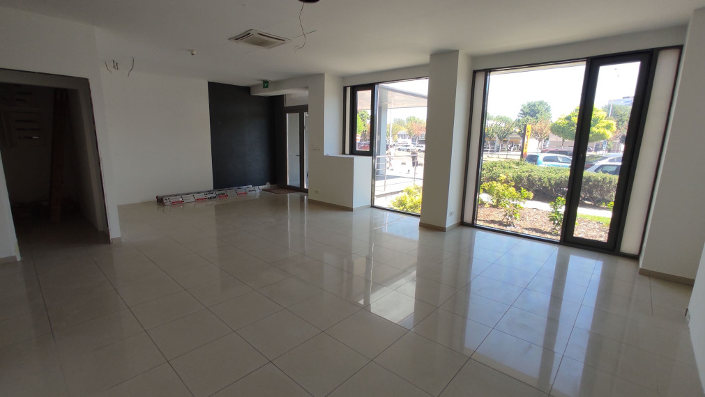 Obchodný/showroom priestor s výkladmi do Bajkalskej ulice, 145m2