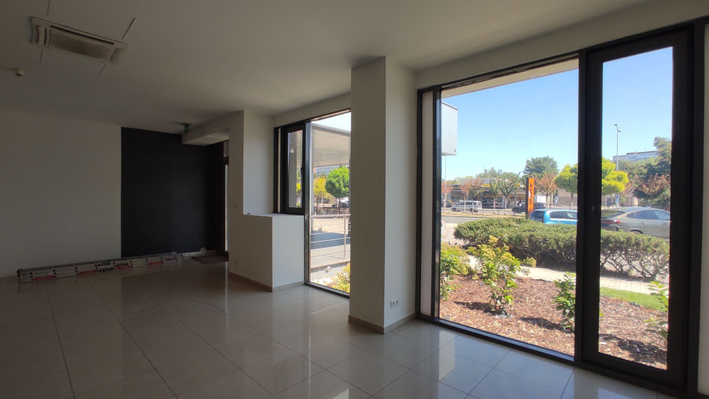 Obchodný/showroom priestor s výkladmi do Bajkalskej ulice, 145m2