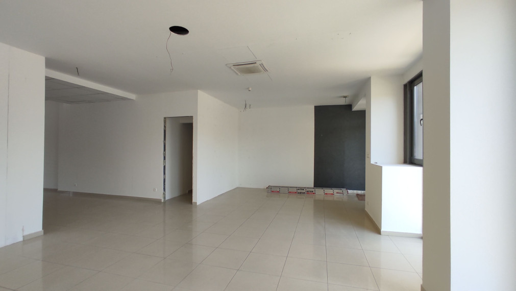 Obchodný/showroom priestor s výkladmi do Bajkalskej ulice, 145m2