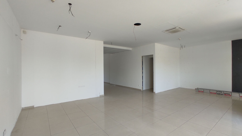 Obchodný/showroom priestor s výkladmi do Bajkalskej ulice, 145m2