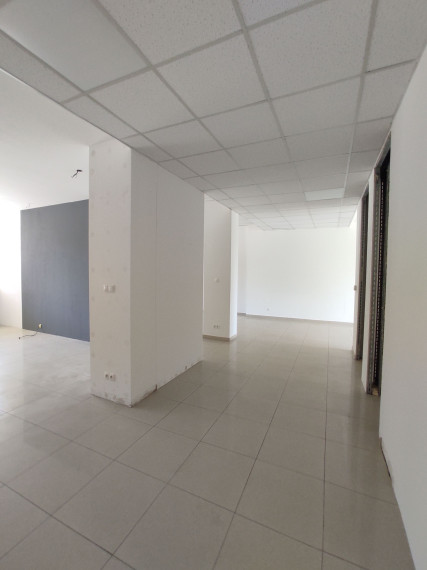 Obchodný/showroom priestor s výkladmi do Bajkalskej ulice, 145m2