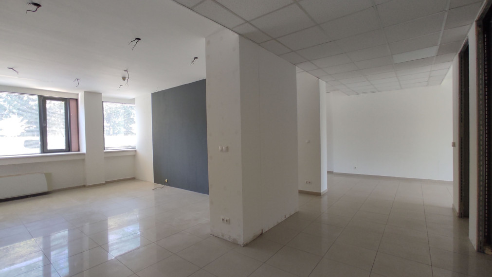 Obchodný/showroom priestor s výkladmi do Bajkalskej ulice, 145m2