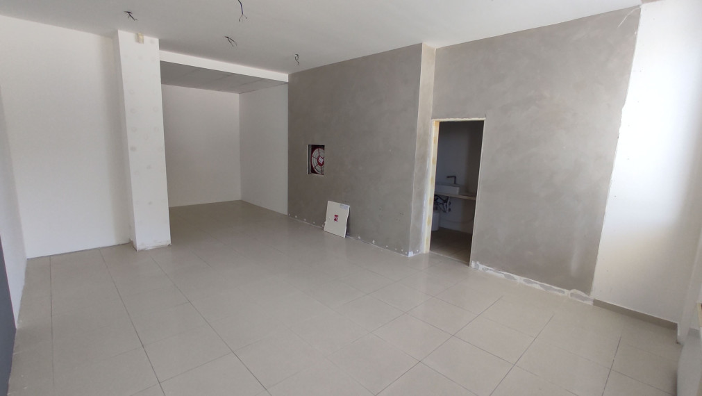 Obchodný/showroom priestor s výkladmi do Bajkalskej ulice, 145m2